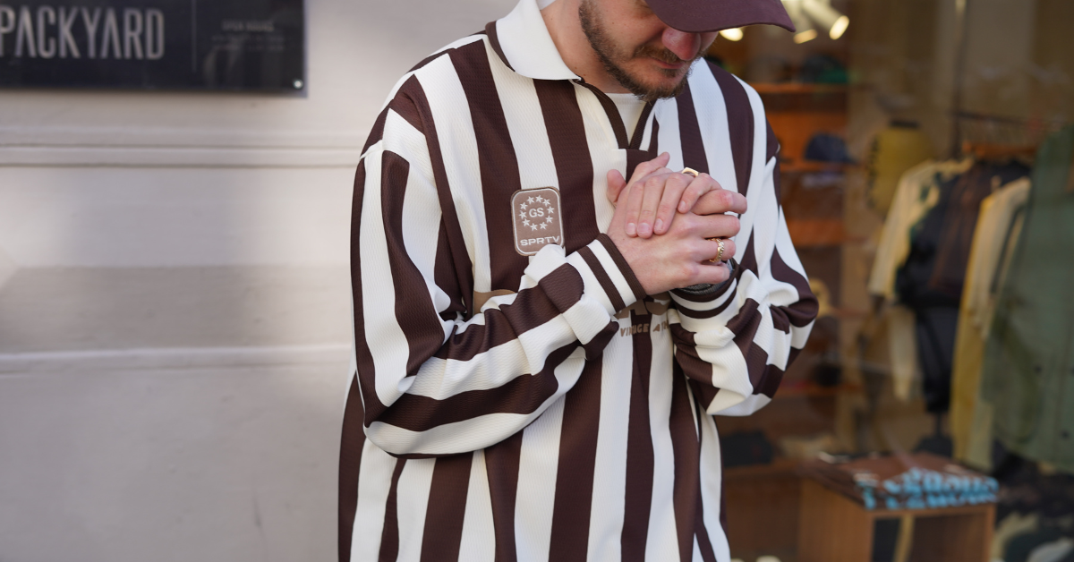 Outfit of the Week hos Packyard - retro sportswear med Goodies Sportive football tee, Edwin jeans og Astorflex boots