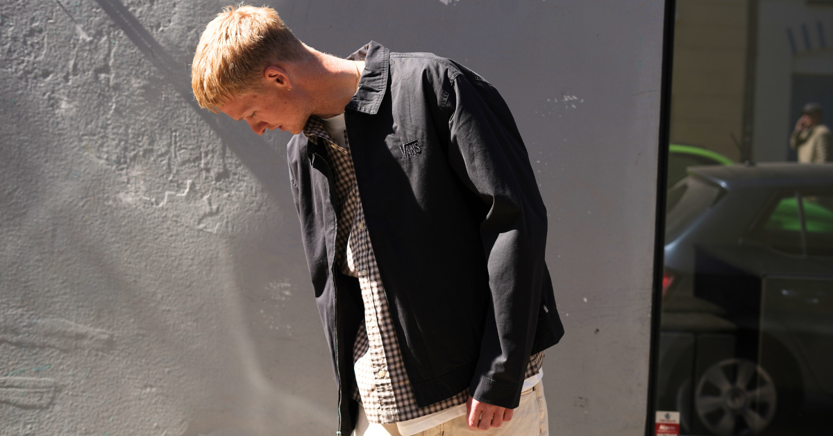Outfit 022 – Vans Pomona Station Jacket, Larkspur Plaid Shirt, Check-5 Baggy Denim Shorts og LX Authentic Reissue 44