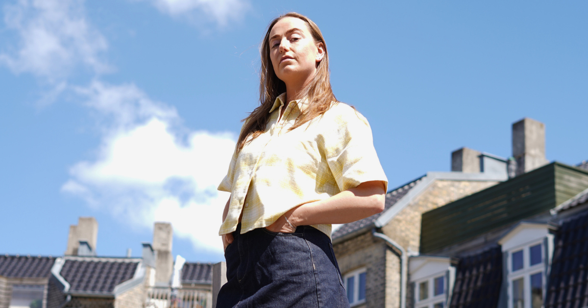 Outfit 027 Womens – Edwin W' Isis Shirt SS Yellow White, W' Palma Skirt Blue Rinsed og Karhu Fusion 2.0 Atmosphere Blanc De Blanc