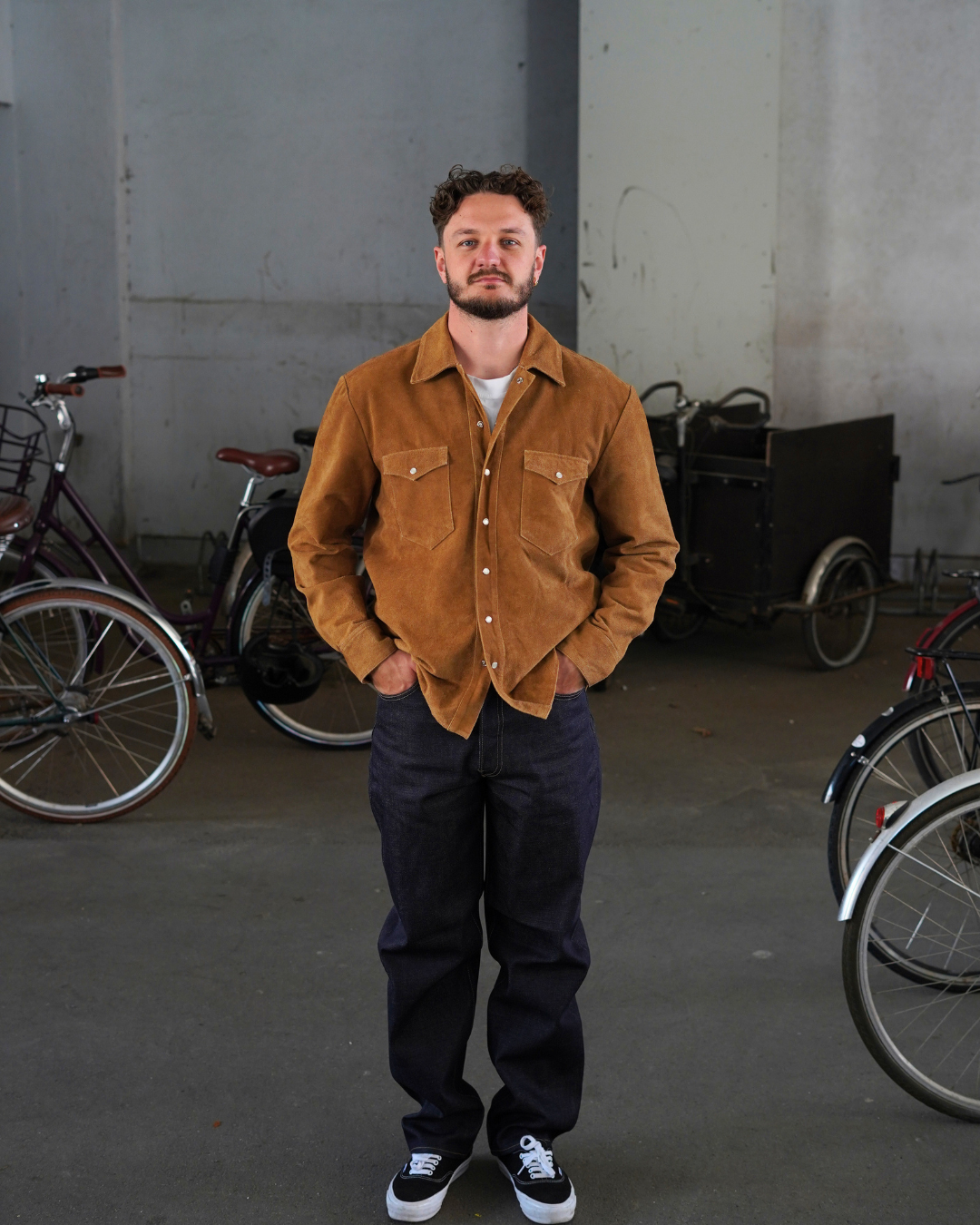 Outfit 029 – Edwin Western Suede Shirt LS Brown og Loose Jeans Kaihara Dark Pure Indigo Rainbow Selvage hos Packyard