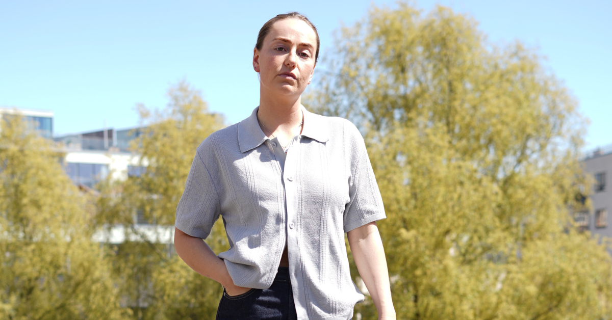 Outfit 025 Womens – Edwin Luis Buttoned Polo Grey, W' Bonnie Pant Blue Rinsed og Karhu Fusion 2.0 Atmosphere Blanc De Blanc
