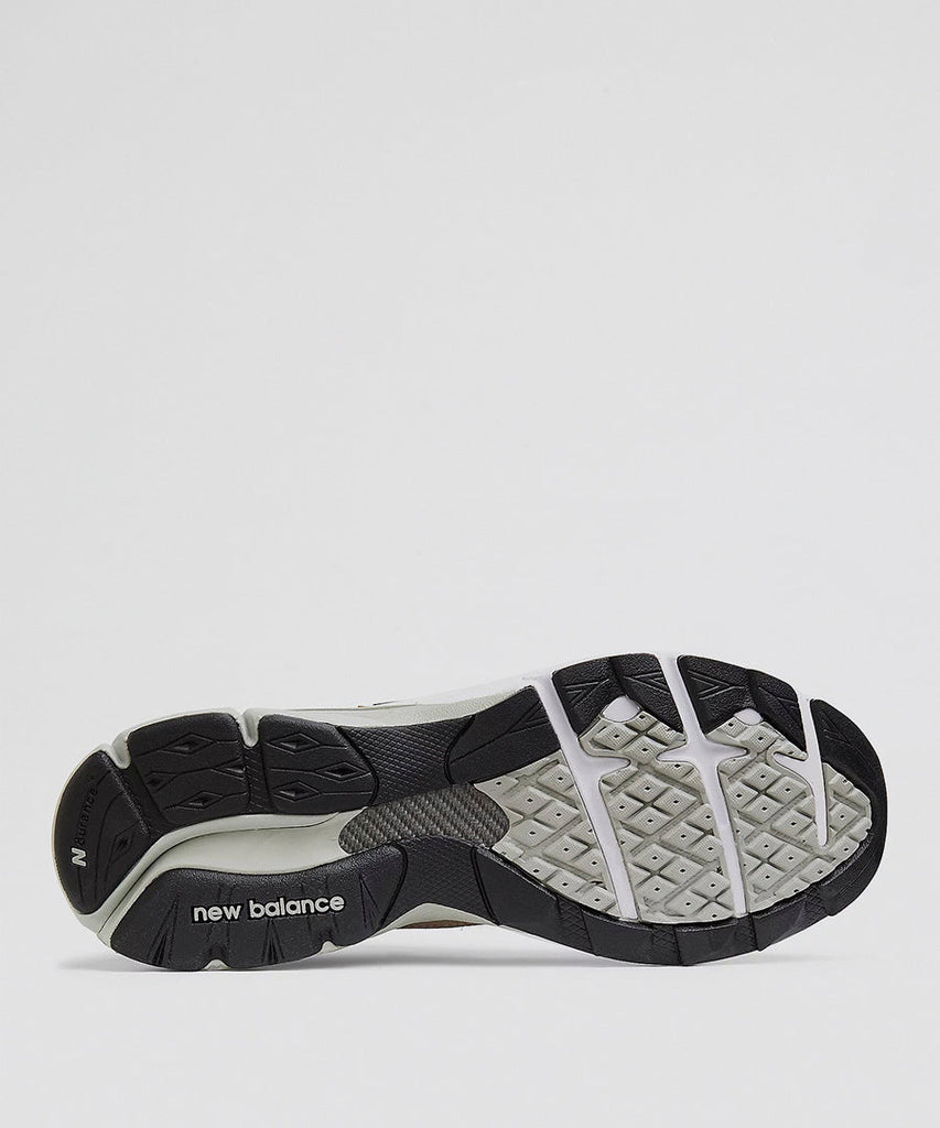 M920Upg - Sand/Dark Green-New Balance-sneakers